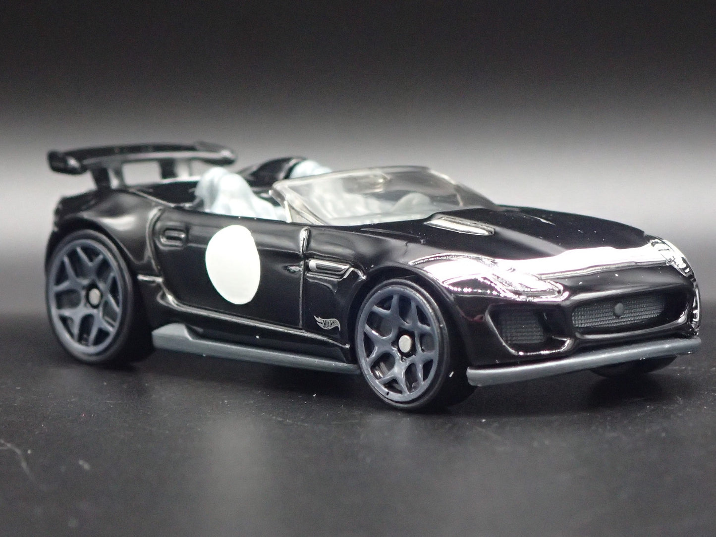 2015-2016 JAGUAR F-TYPE PROJECT 7 BLACK 1:64 SCALE DIORAMA DIECAST MODEL CAR