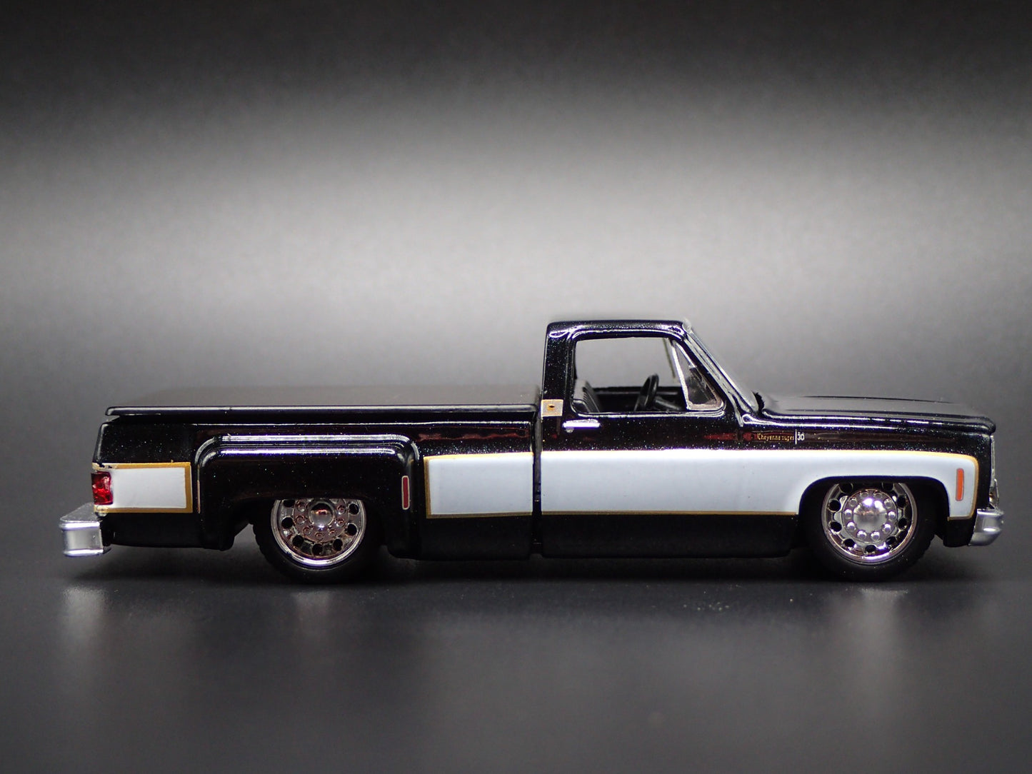 1977 CHEVY CHEVROLET SILVERADO 30 DUALLY SQUAREBODY TRUCK 1/64 DIECAST MODEL CAR