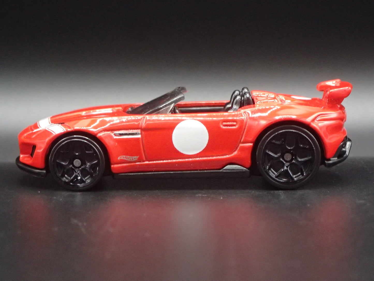 2015-2016 JAGUAR F-TYPE PROJECT 7 RED 1:64 SCALE DIORAMA DIECAST MODEL CAR