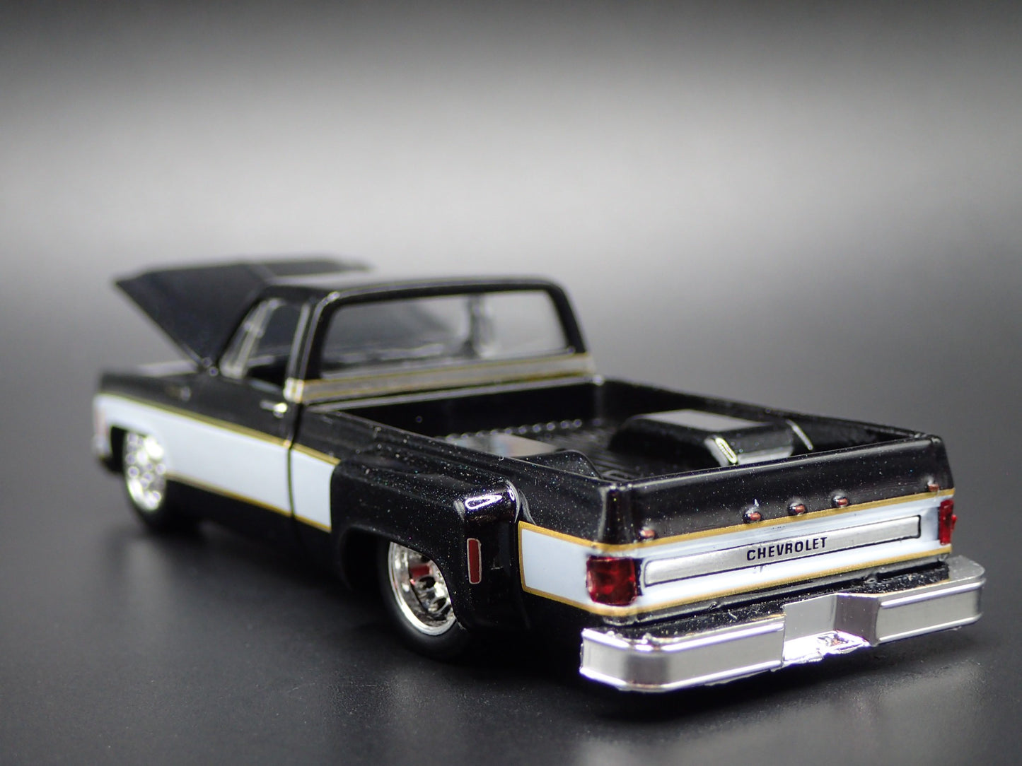 1977 CHEVY CHEVROLET SILVERADO 30 DUALLY SQUAREBODY TRUCK 1/64 DIECAST MODEL CAR