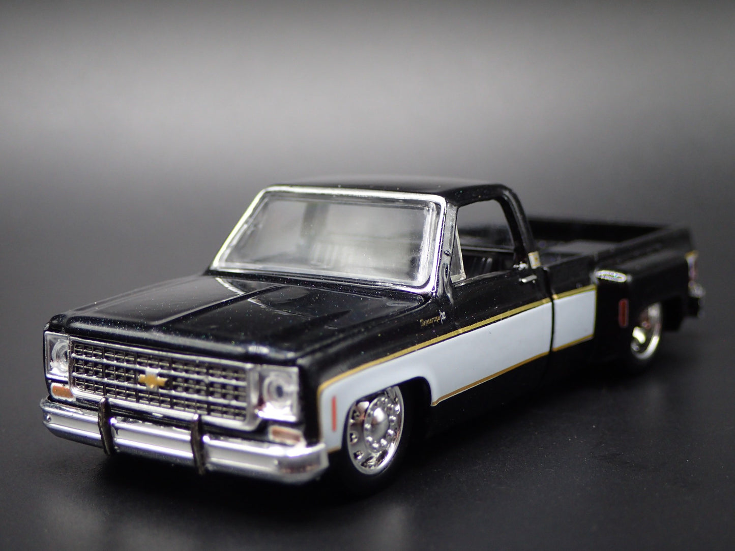 1977 CHEVY CHEVROLET SILVERADO 30 DUALLY SQUAREBODY TRUCK 1/64 DIECAST MODEL CAR