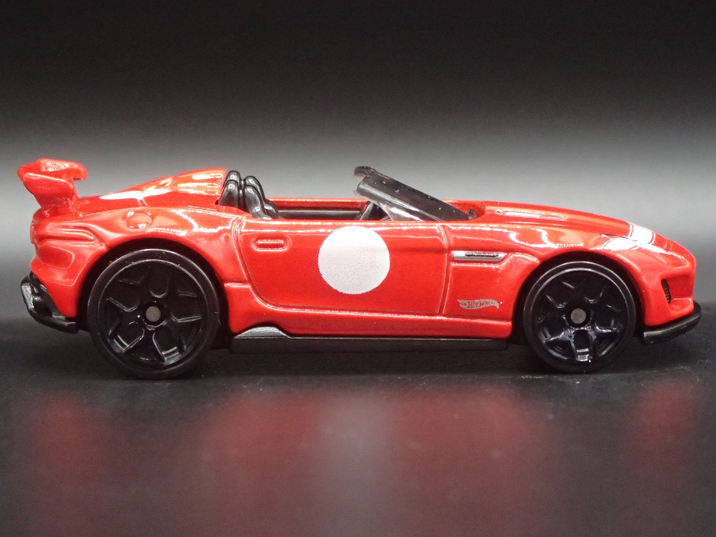 2015-2016 JAGUAR F-TYPE PROJECT 7 RED 1:64 SCALE DIORAMA DIECAST MODEL CAR