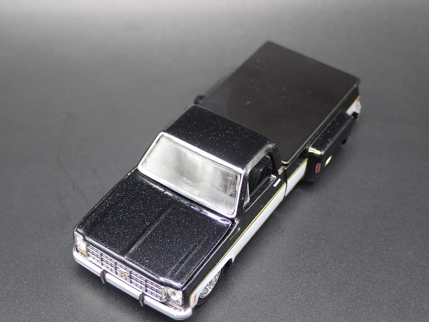 1977 CHEVY CHEVROLET SILVERADO 30 DUALLY SQUAREBODY TRUCK 1/64 DIECAST MODEL CAR