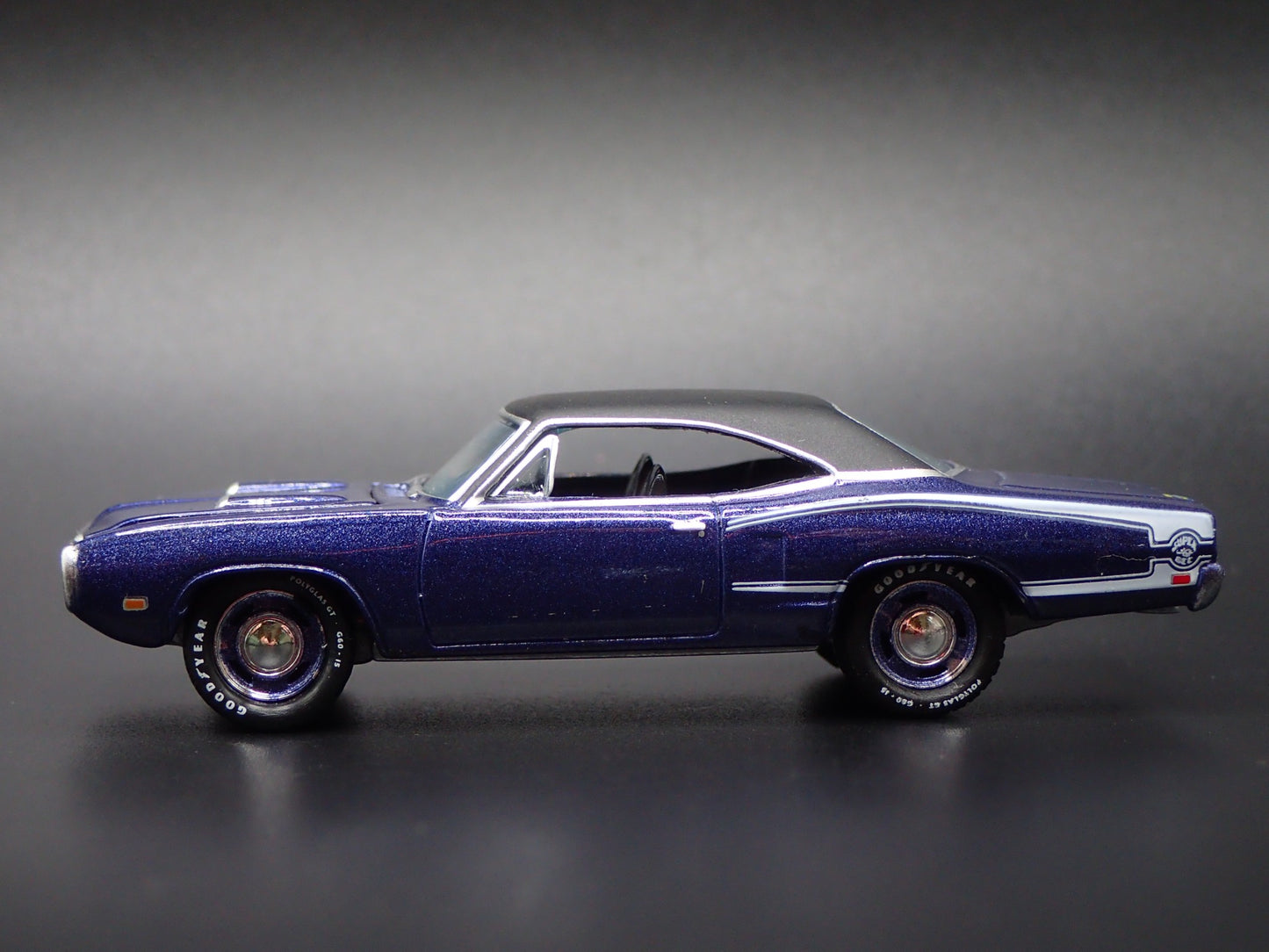 1970 70 DODGE CORONET SUPER BEE PLUM CRAZY 1:64 SCALE DIORAMA DIECAST MODEL CAR