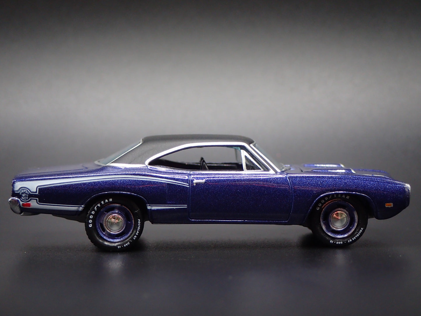 1970 70 DODGE CORONET SUPER BEE PLUM CRAZY 1:64 SCALE DIORAMA DIECAST MODEL CAR