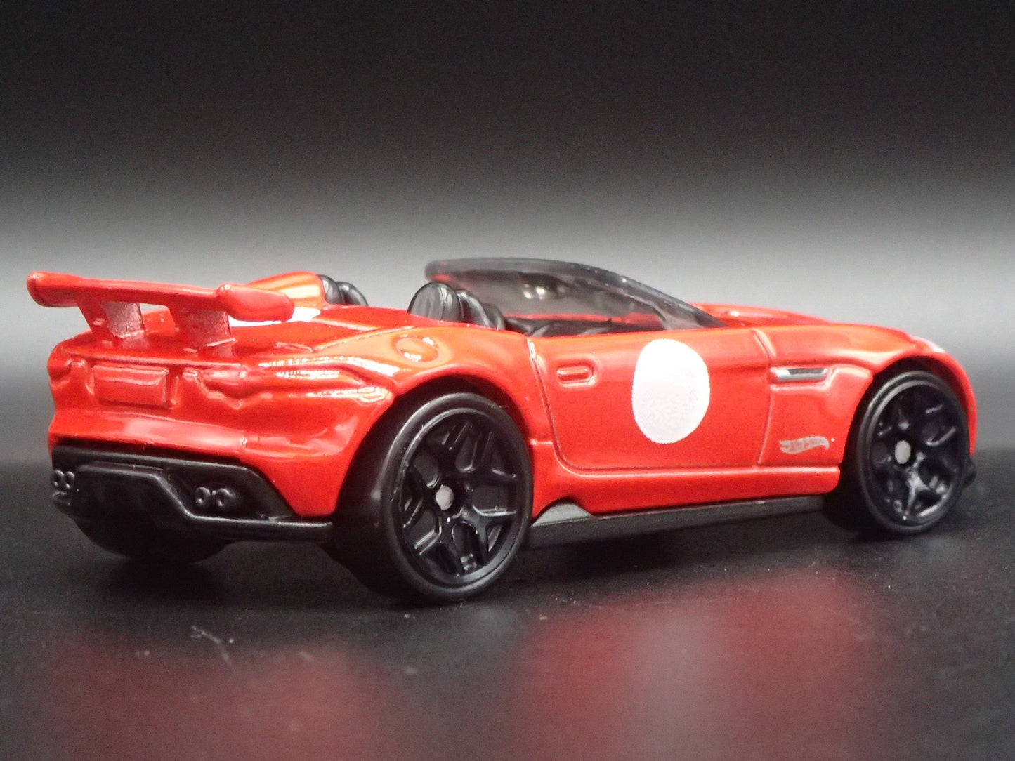 2015-2016 JAGUAR F-TYPE PROJECT 7 RED 1:64 SCALE DIORAMA DIECAST MODEL CAR