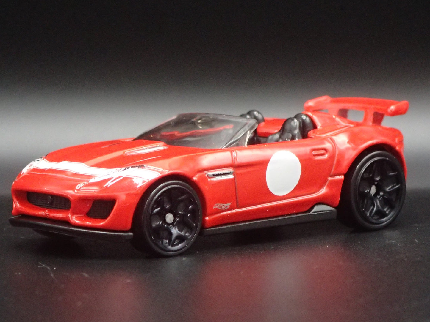 2015-2016 JAGUAR F-TYPE PROJECT 7 RED 1:64 SCALE DIORAMA DIECAST MODEL CAR