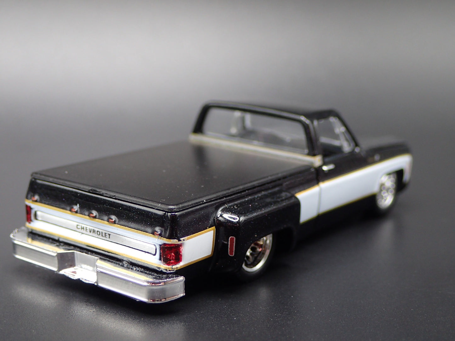 1977 CHEVY CHEVROLET SILVERADO 30 DUALLY SQUAREBODY TRUCK 1/64 DIECAST MODEL CAR