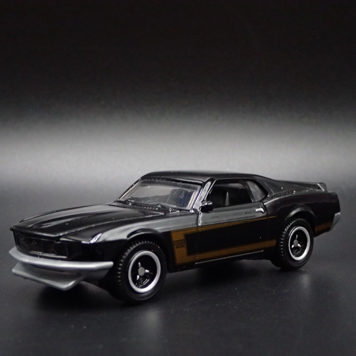 1969 69 FORD MUSTANG BOSS 302 FASTBACK 1/64 SCALE COLLECTIBLE DIECAST MODEL CAR