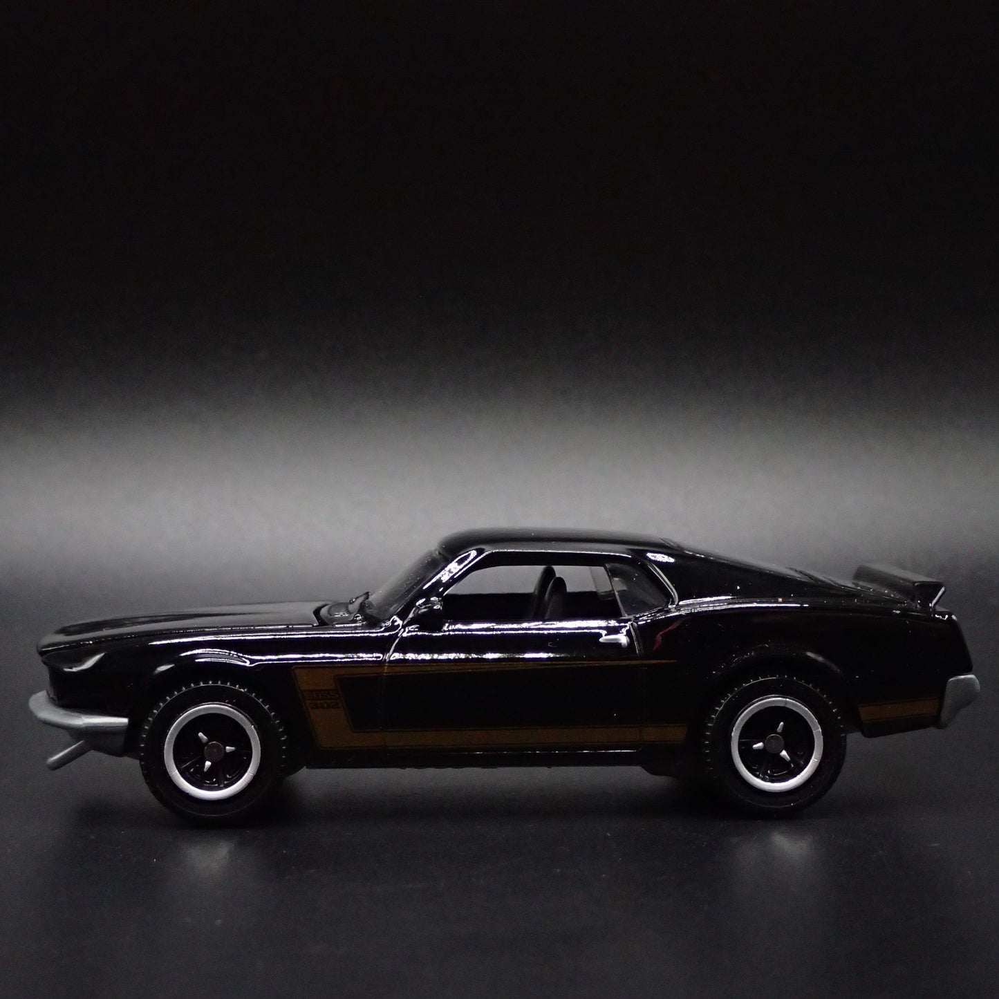 1969 69 FORD MUSTANG BOSS 302 FASTBACK 1/64 SCALE COLLECTIBLE DIECAST MODEL CAR
