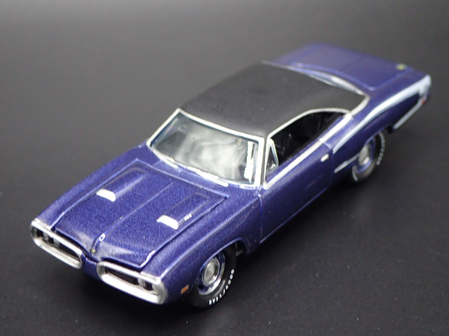 1970 70 DODGE CORONET SUPER BEE PLUM CRAZY 1:64 SCALE DIORAMA DIECAST MODEL CAR