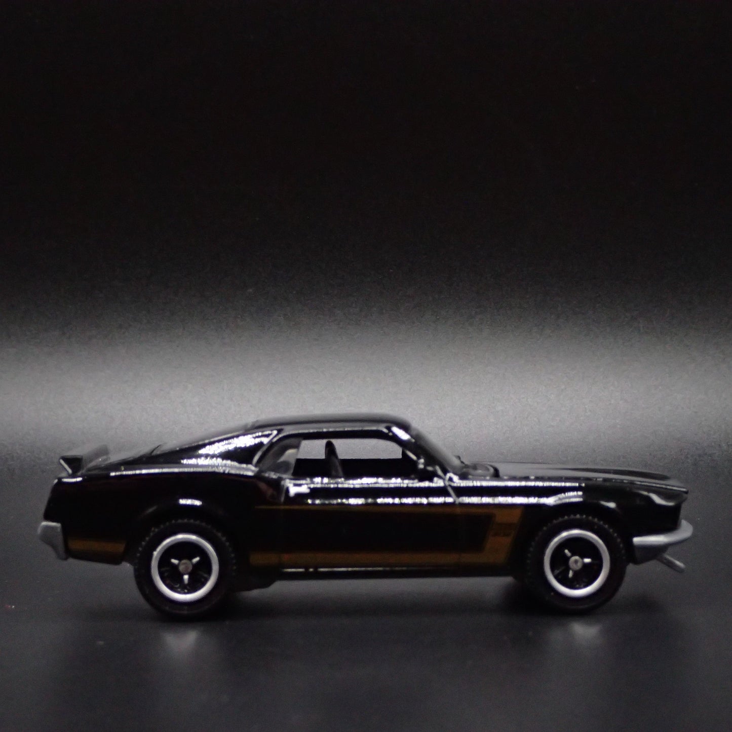 1969 69 FORD MUSTANG BOSS 302 FASTBACK 1/64 SCALE COLLECTIBLE DIECAST MODEL CAR