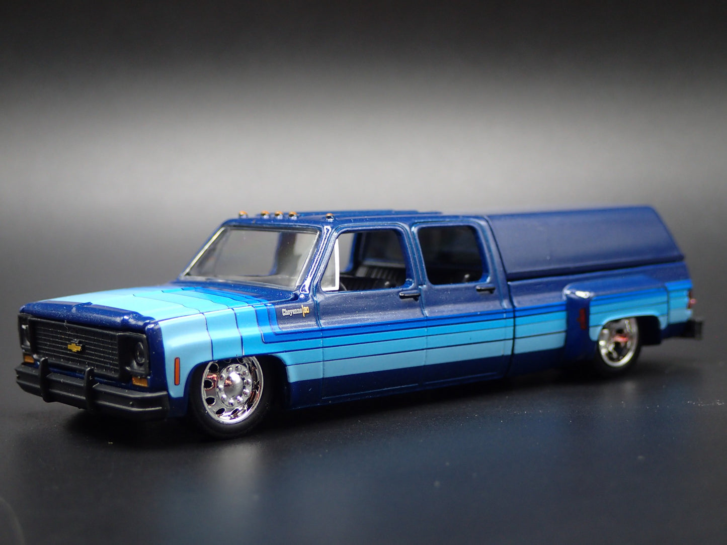 1973 73 CHEVY CHEYENNE SUPER 30 DUALLY SQUARE BODY TRUCK 1/64 DIECAST MODEL CAR