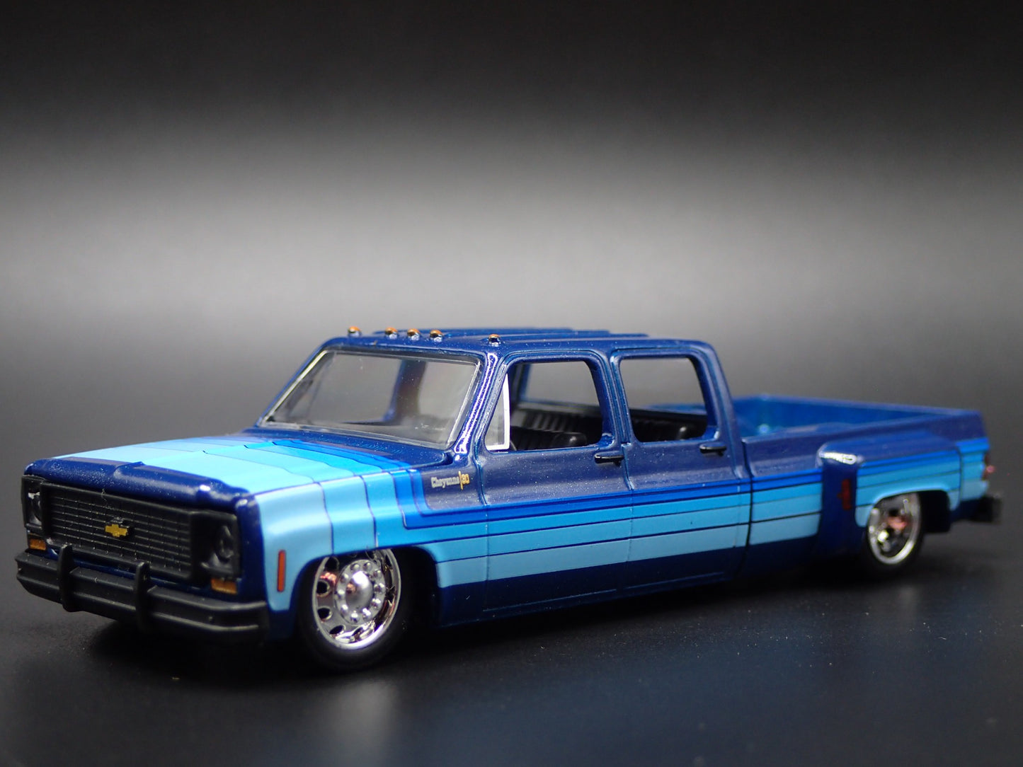1973 73 CHEVY CHEYENNE SUPER 30 DUALLY SQUARE BODY TRUCK 1/64 DIECAST MODEL CAR