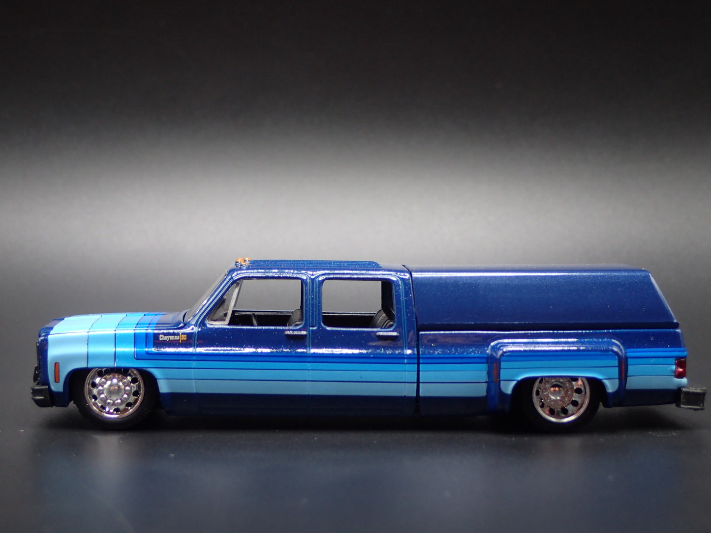 1973 73 CHEVY CHEYENNE SUPER 30 DUALLY SQUARE BODY TRUCK 1/64 DIECAST MODEL CAR
