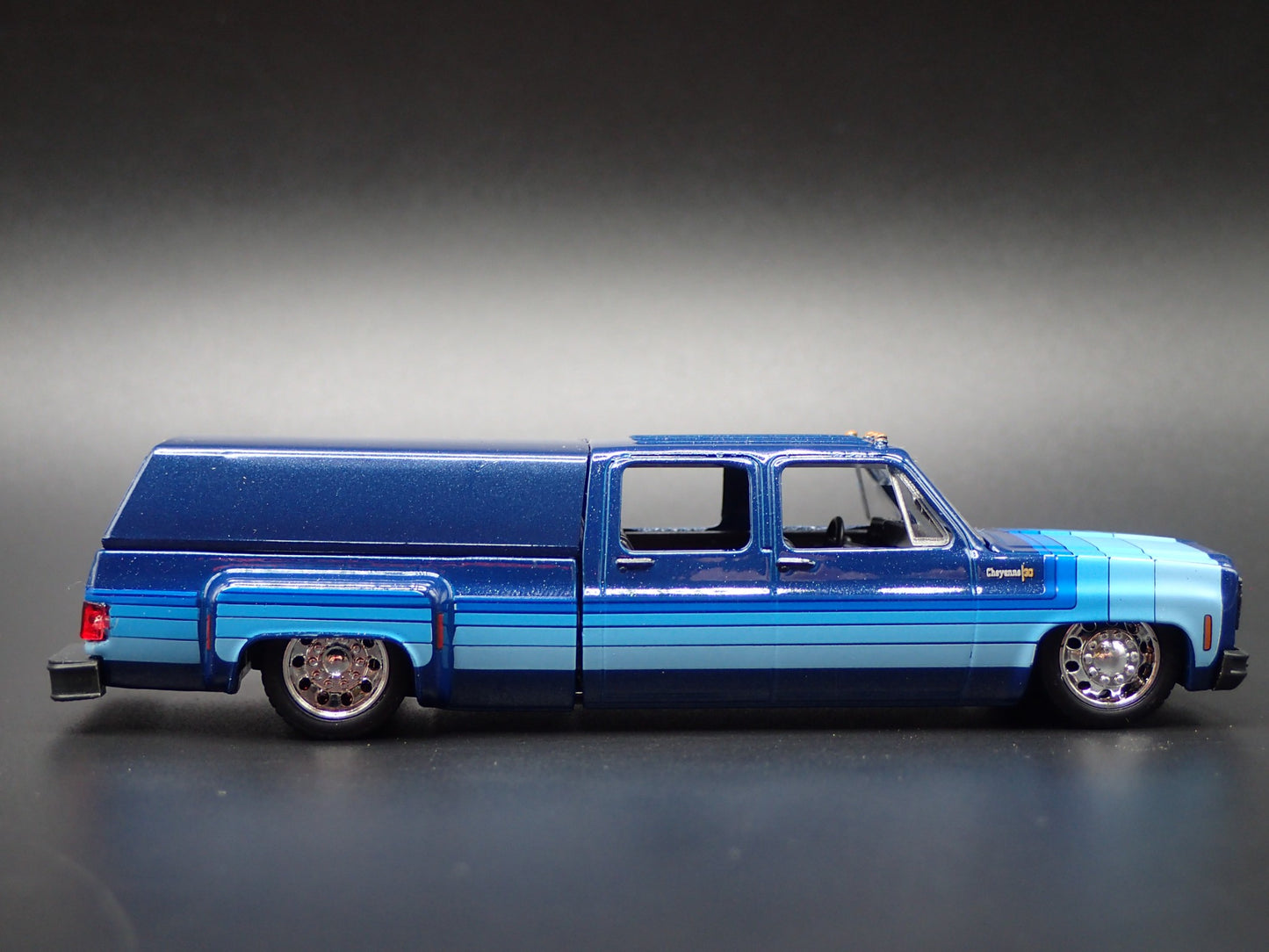 1973 73 CHEVY CHEYENNE SUPER 30 DUALLY SQUARE BODY TRUCK 1/64 DIECAST MODEL CAR