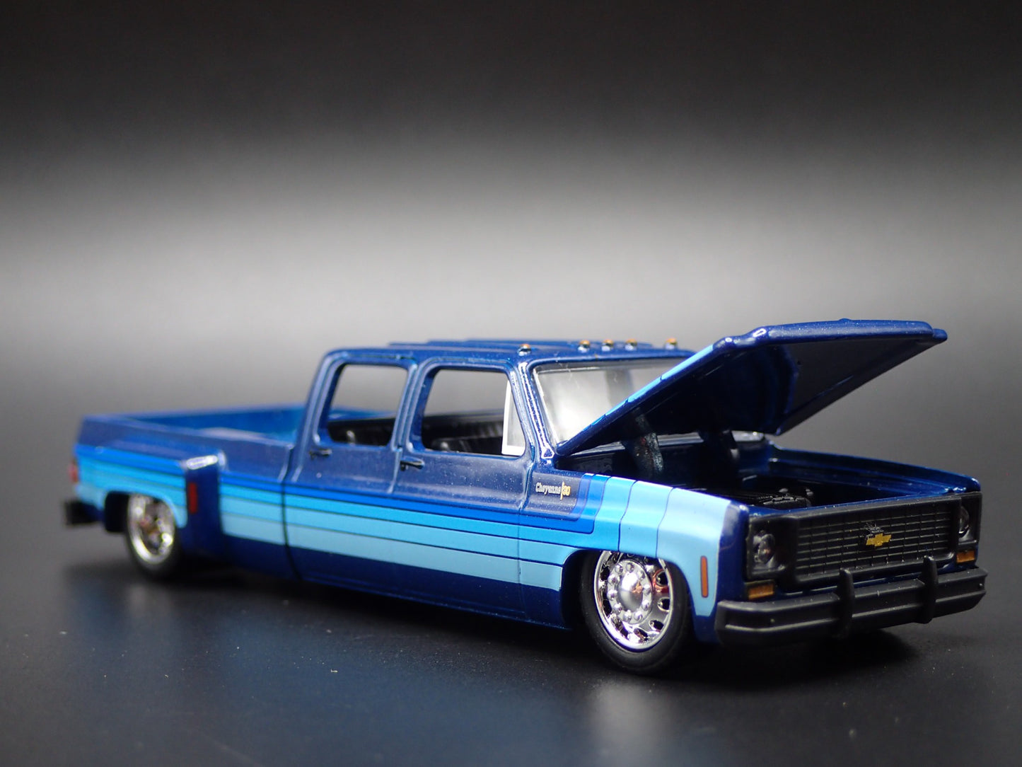 1973 73 CHEVY CHEYENNE SUPER 30 DUALLY SQUARE BODY TRUCK 1/64 DIECAST MODEL CAR