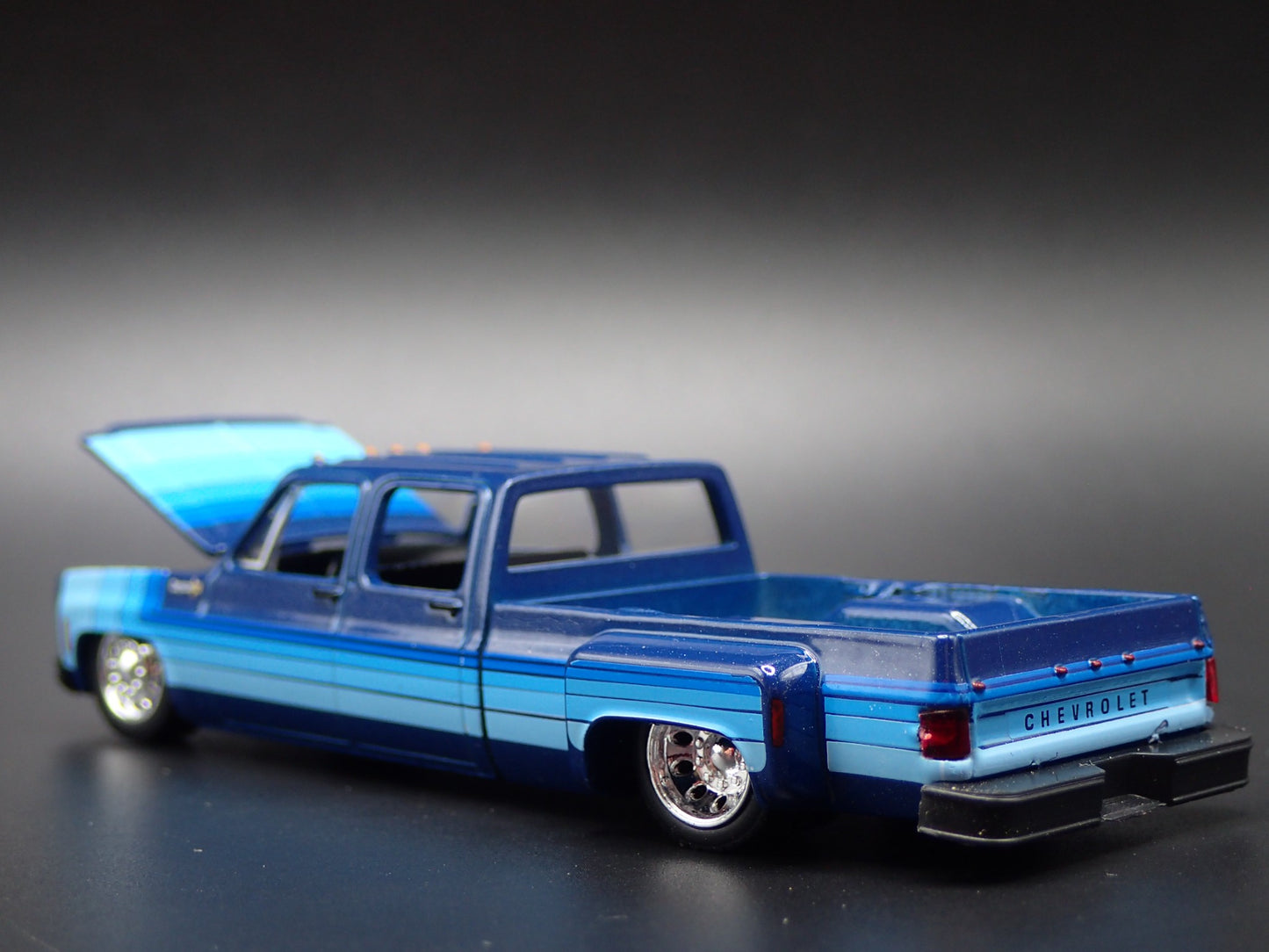1973 73 CHEVY CHEYENNE SUPER 30 DUALLY SQUARE BODY TRUCK 1/64 DIECAST MODEL CAR