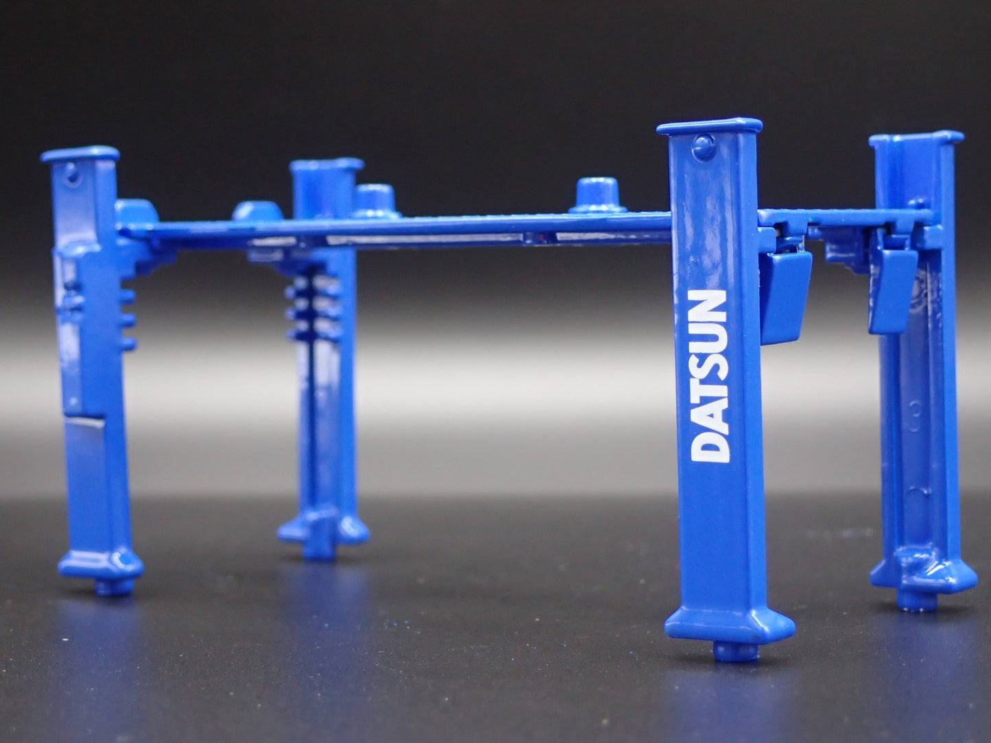 DATSUN 1:64 SCALE AUTO SHOP MECHANIC GARAGE 4 POST CAR LIFT DIORAMA MODEL PROP