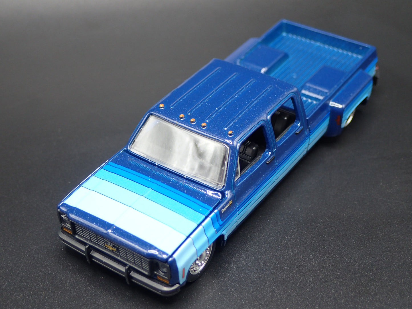 1973 73 CHEVY CHEYENNE SUPER 30 DUALLY SQUARE BODY TRUCK 1/64 DIECAST MODEL CAR