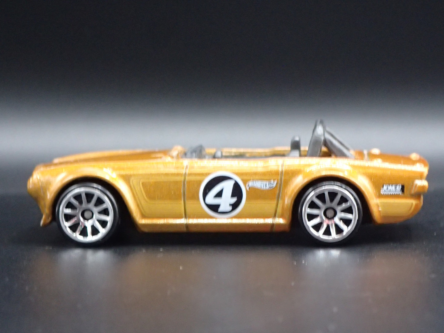1968-1976 TRIUMPH TR6 CONVERTIBLE COPPER 1:64 SCALE DIORAMA DIECAST MODEL CAR