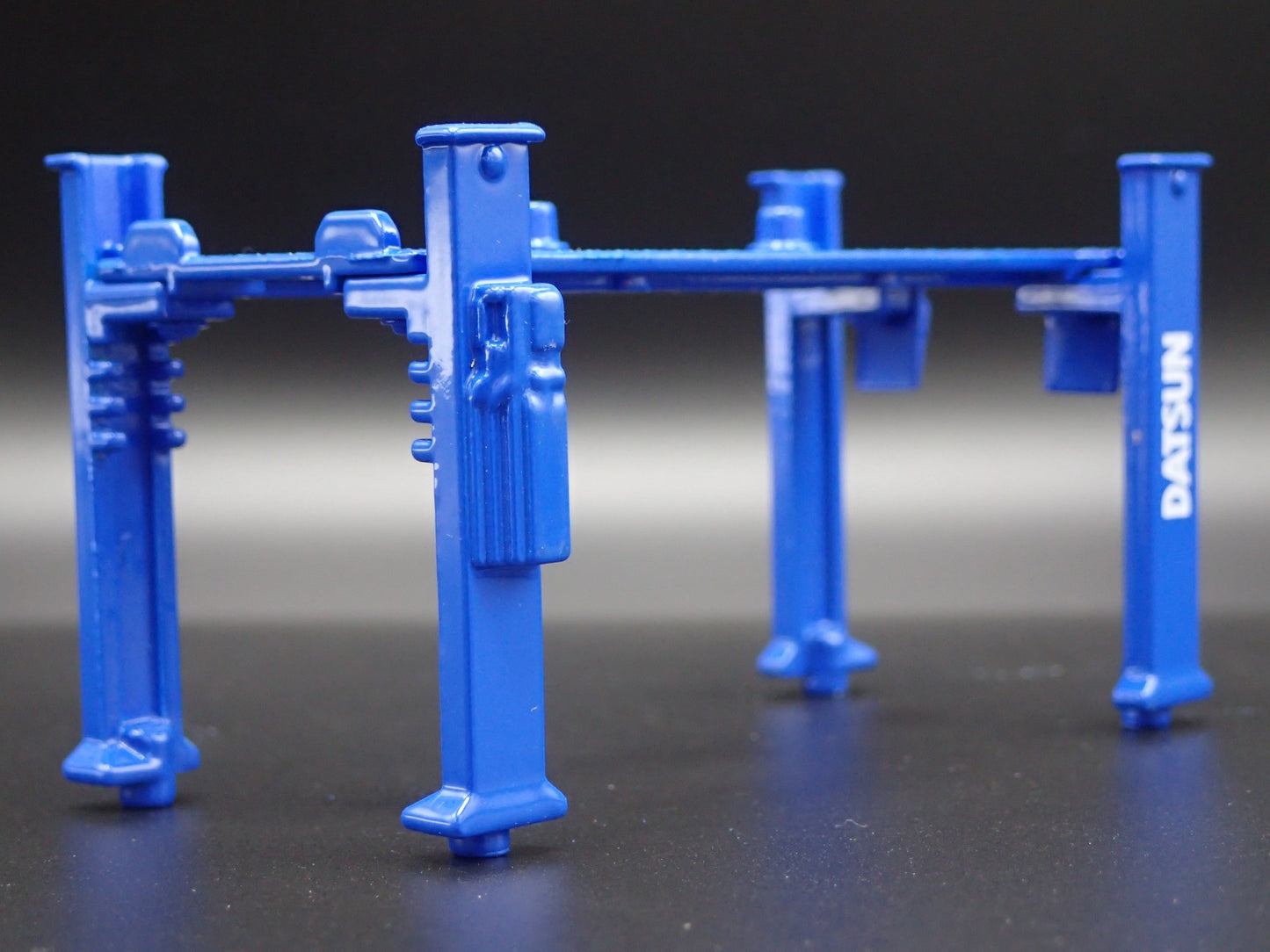 DATSUN 1:64 SCALE AUTO SHOP MECHANIC GARAGE 4 POST CAR LIFT DIORAMA MODEL PROP