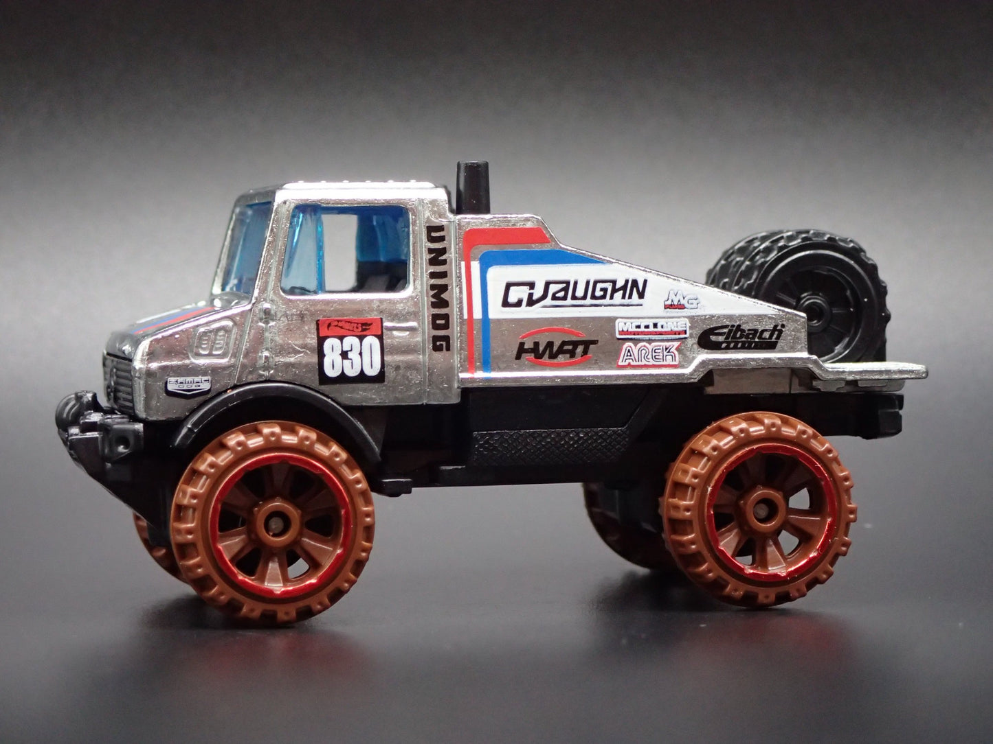 MERCEDES-BENZ UNIMOG 1300 UTILITY TRUCK 1:64 SCALE DIORAMA DIECAST MODEL CAR