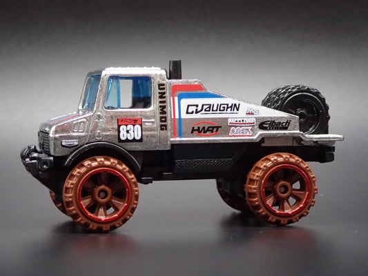 MERCEDES-BENZ UNIMOG 1300 UTILITY TRUCK 1:64 SCALE DIORAMA DIECAST MODEL CAR