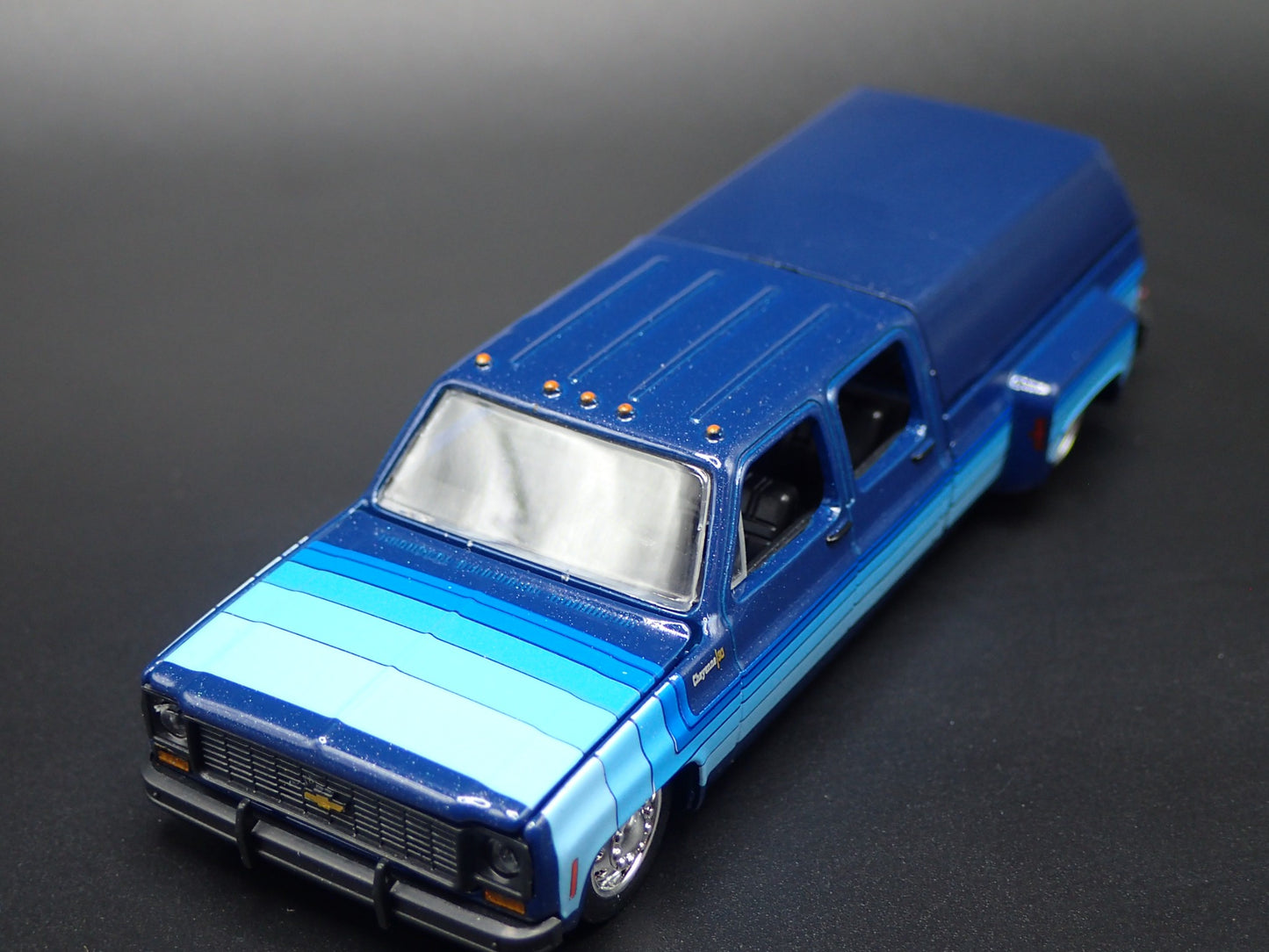 1973 73 CHEVY CHEYENNE SUPER 30 DUALLY SQUARE BODY TRUCK 1/64 DIECAST MODEL CAR
