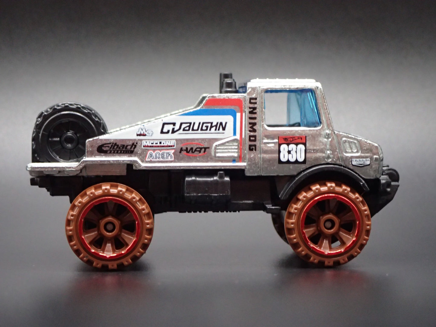 MERCEDES-BENZ UNIMOG 1300 UTILITY TRUCK 1:64 SCALE DIORAMA DIECAST MODEL CAR