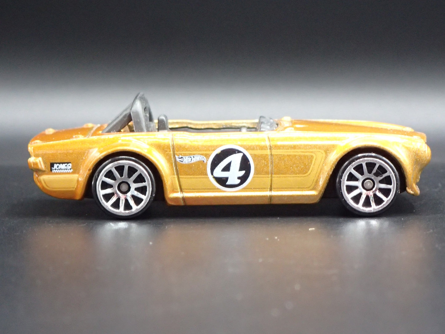 1968-1976 TRIUMPH TR6 CONVERTIBLE COPPER 1:64 SCALE DIORAMA DIECAST MODEL CAR