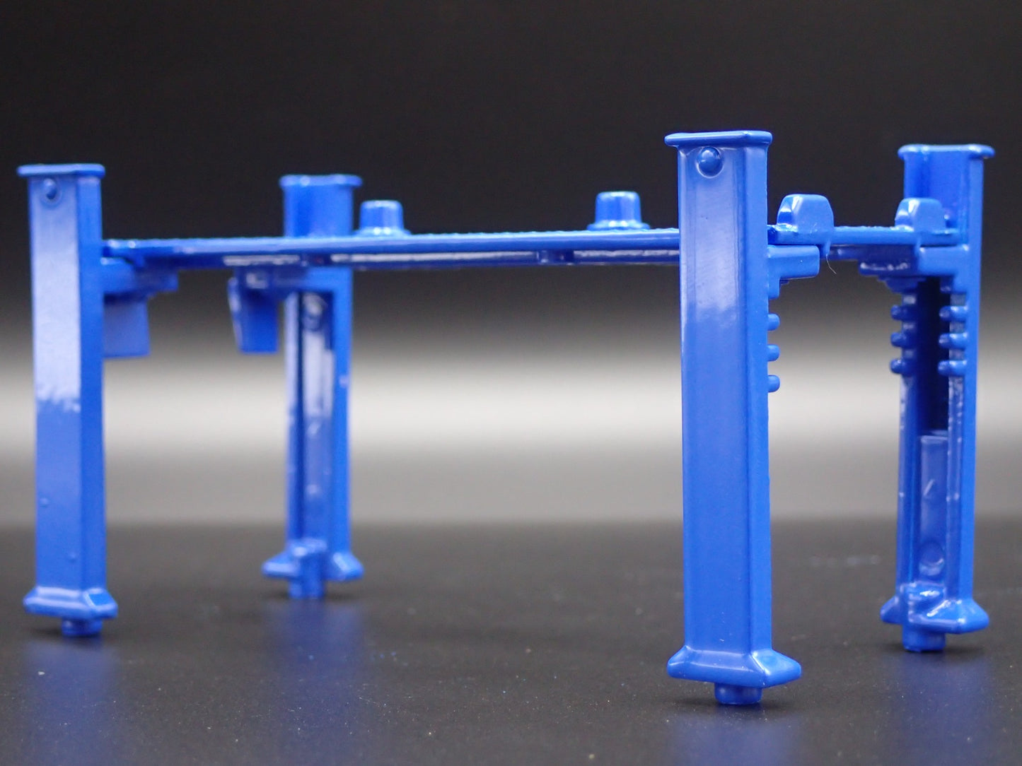 DATSUN 1:64 SCALE AUTO SHOP MECHANIC GARAGE 4 POST CAR LIFT DIORAMA MODEL PROP