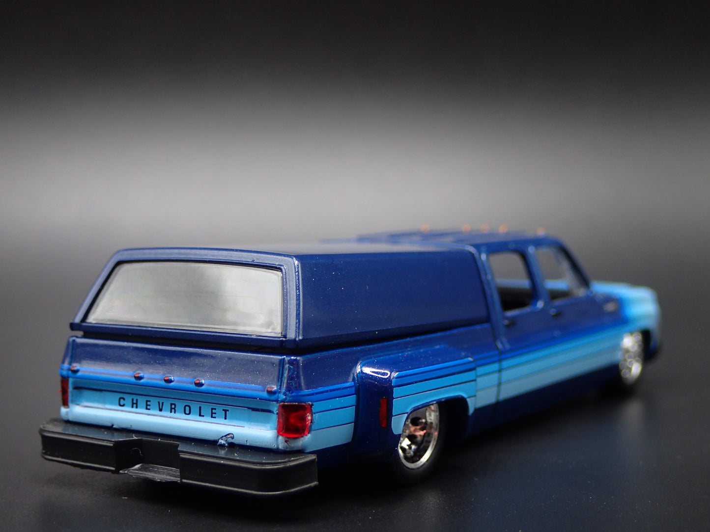 1973 73 CHEVY CHEYENNE SUPER 30 DUALLY SQUARE BODY TRUCK 1/64 DIECAST MODEL CAR
