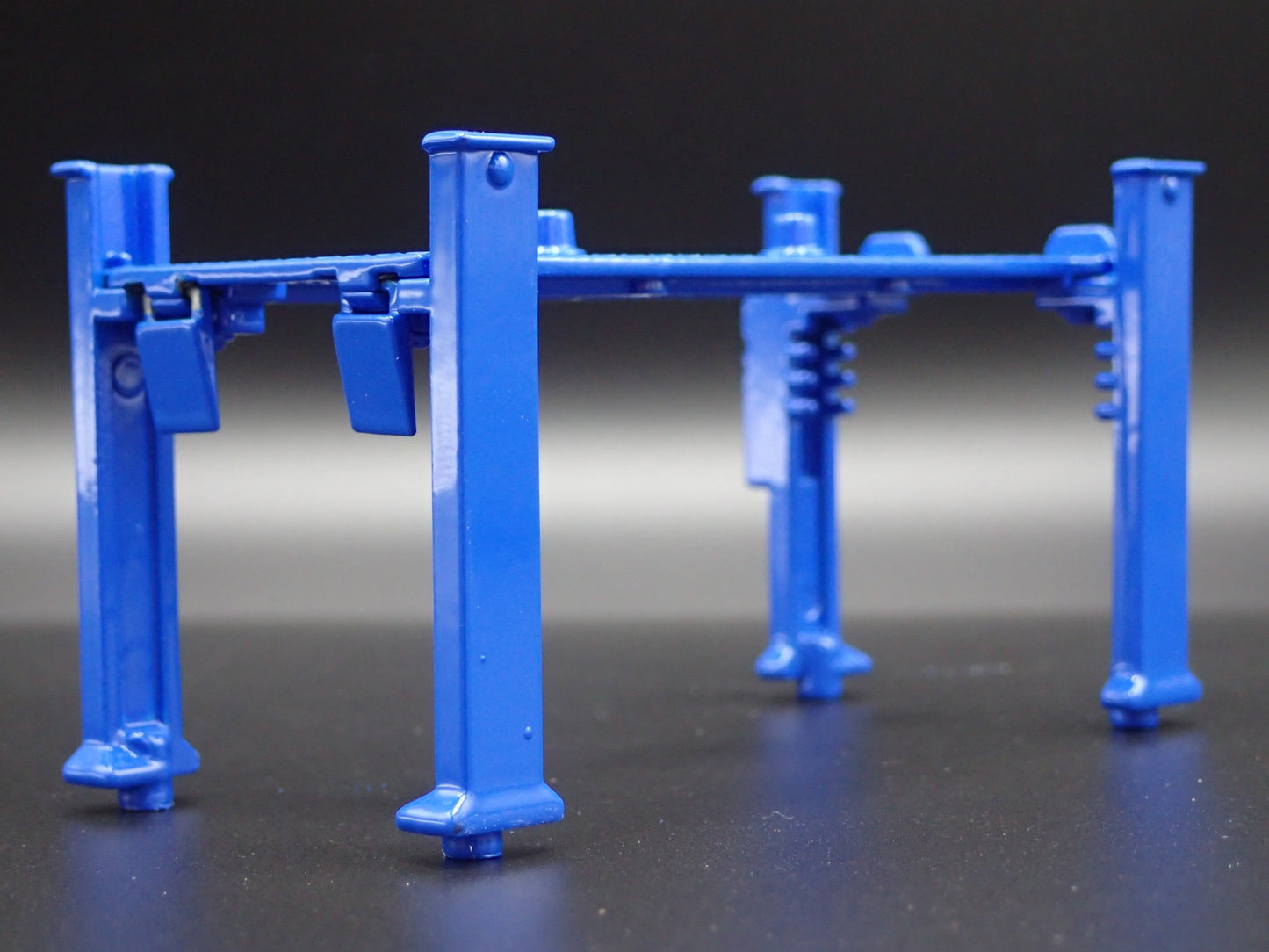 DATSUN 1:64 SCALE AUTO SHOP MECHANIC GARAGE 4 POST CAR LIFT DIORAMA MODEL PROP