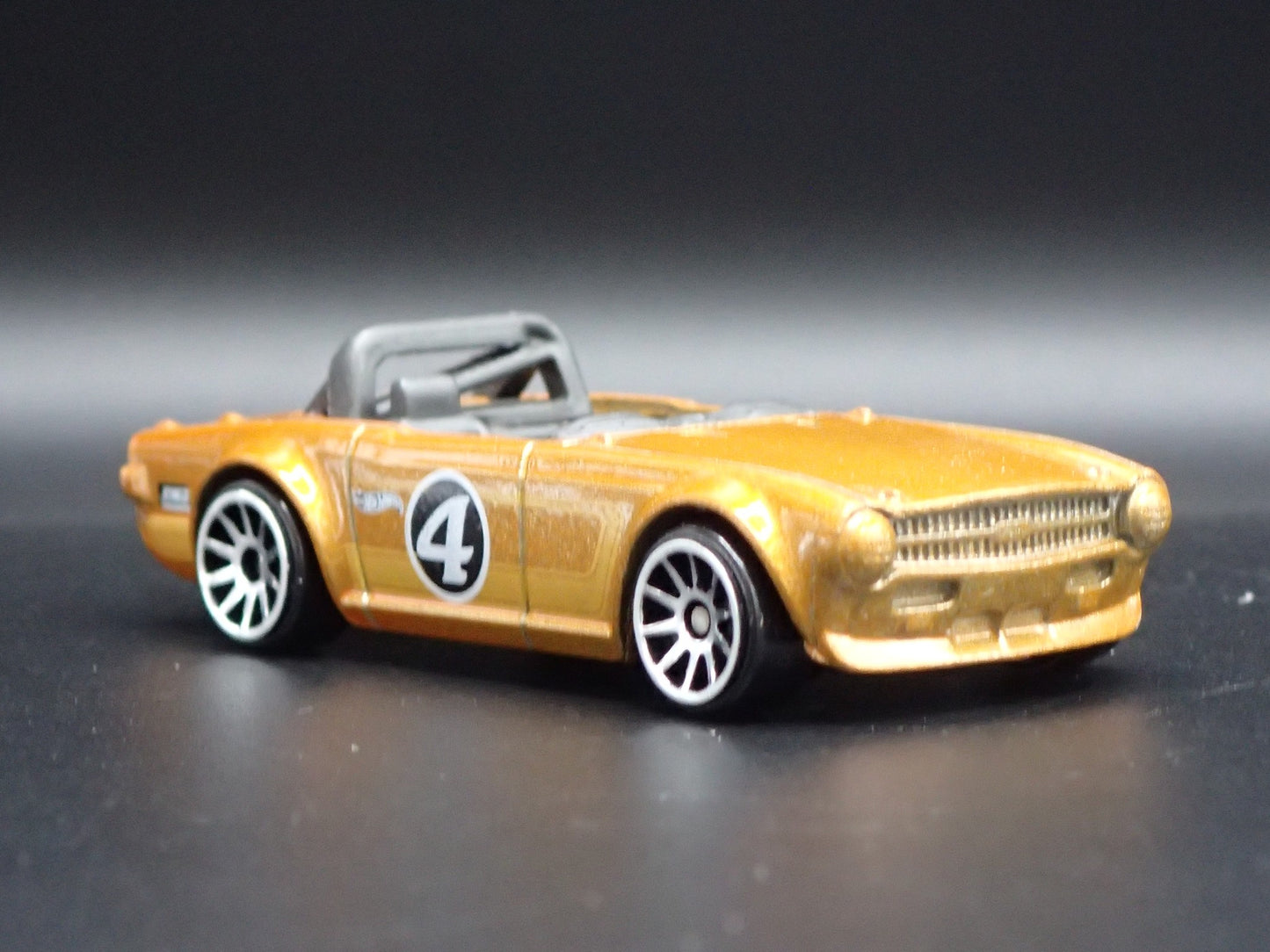 1968-1976 TRIUMPH TR6 CONVERTIBLE COPPER 1:64 SCALE DIORAMA DIECAST MODEL CAR