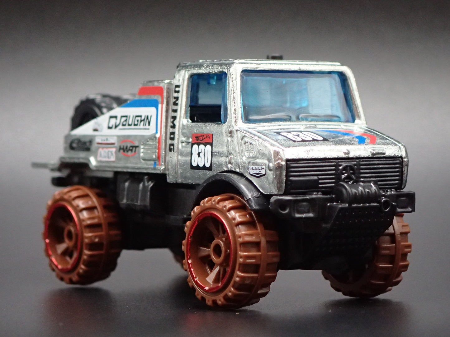 MERCEDES-BENZ UNIMOG 1300 UTILITY TRUCK 1:64 SCALE DIORAMA DIECAST MODEL CAR