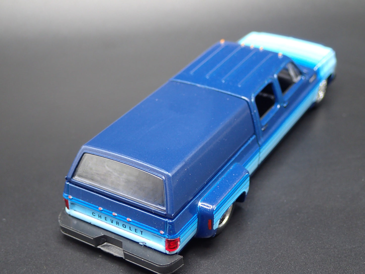 1973 73 CHEVY CHEYENNE SUPER 30 DUALLY SQUARE BODY TRUCK 1/64 DIECAST MODEL CAR