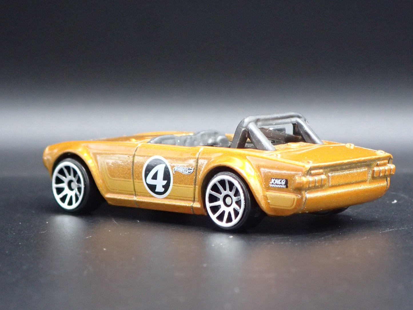 1968-1976 TRIUMPH TR6 CONVERTIBLE COPPER 1:64 SCALE DIORAMA DIECAST MODEL CAR
