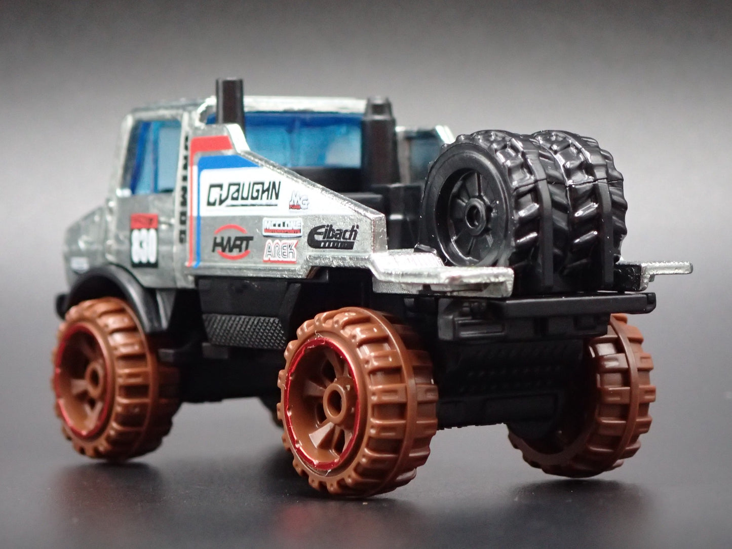 MERCEDES-BENZ UNIMOG 1300 UTILITY TRUCK 1:64 SCALE DIORAMA DIECAST MODEL CAR