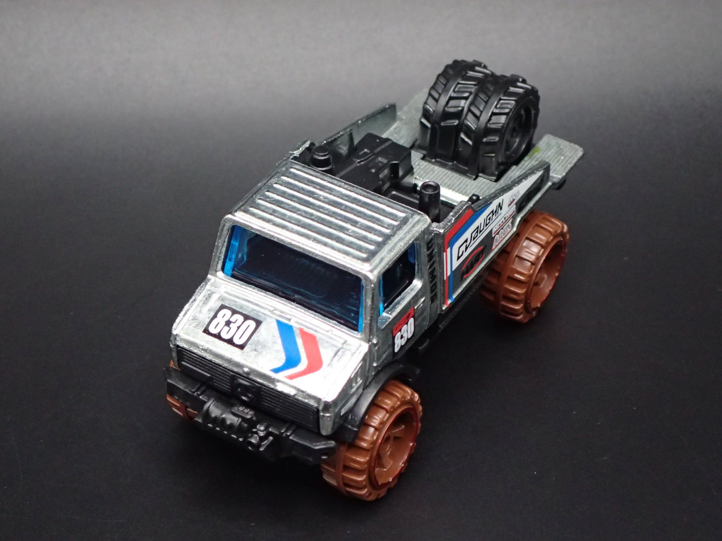 MERCEDES-BENZ UNIMOG 1300 UTILITY TRUCK 1:64 SCALE DIORAMA DIECAST MODEL CAR