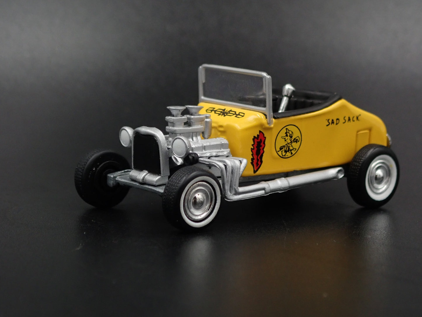 1927 27 FORD MODEL T ROADSTER 1:64 SCALE COLLECTIBLE DIORAMA DIECAST MODEL CAR