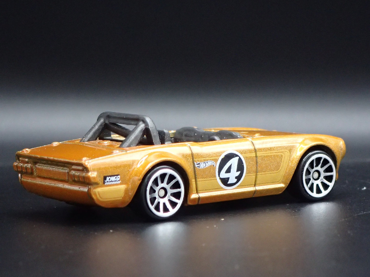 1968-1976 TRIUMPH TR6 CONVERTIBLE COPPER 1:64 SCALE DIORAMA DIECAST MODEL CAR