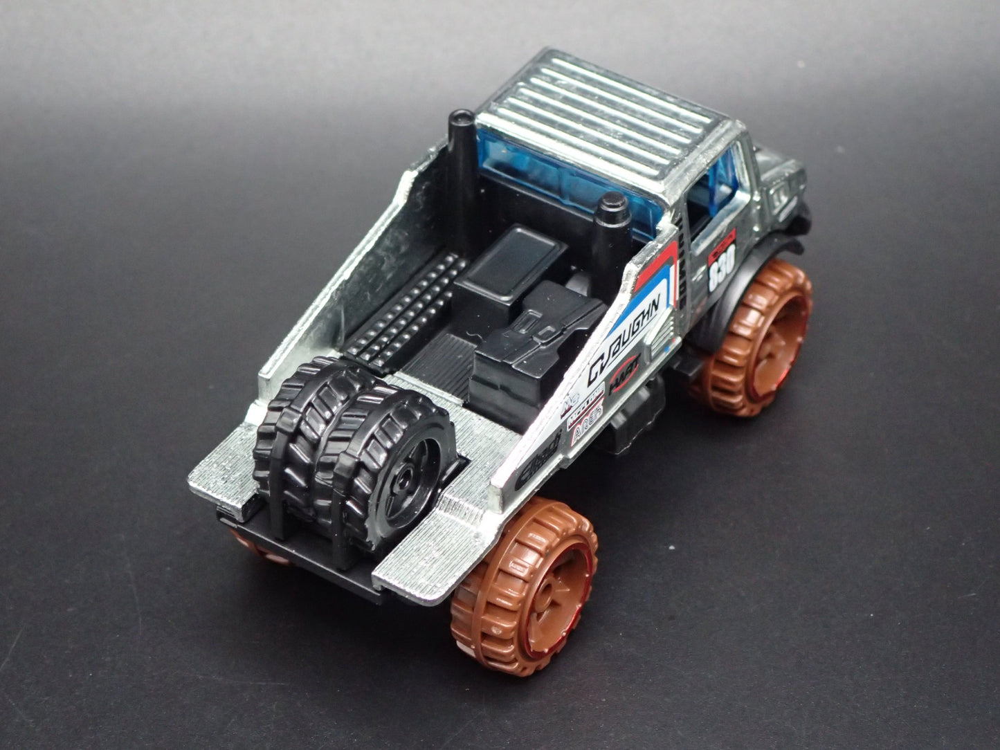 MERCEDES-BENZ UNIMOG 1300 UTILITY TRUCK 1:64 SCALE DIORAMA DIECAST MODEL CAR