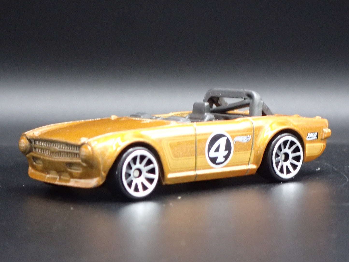 1968-1976 TRIUMPH TR6 CONVERTIBLE COPPER 1:64 SCALE DIORAMA DIECAST MODEL CAR