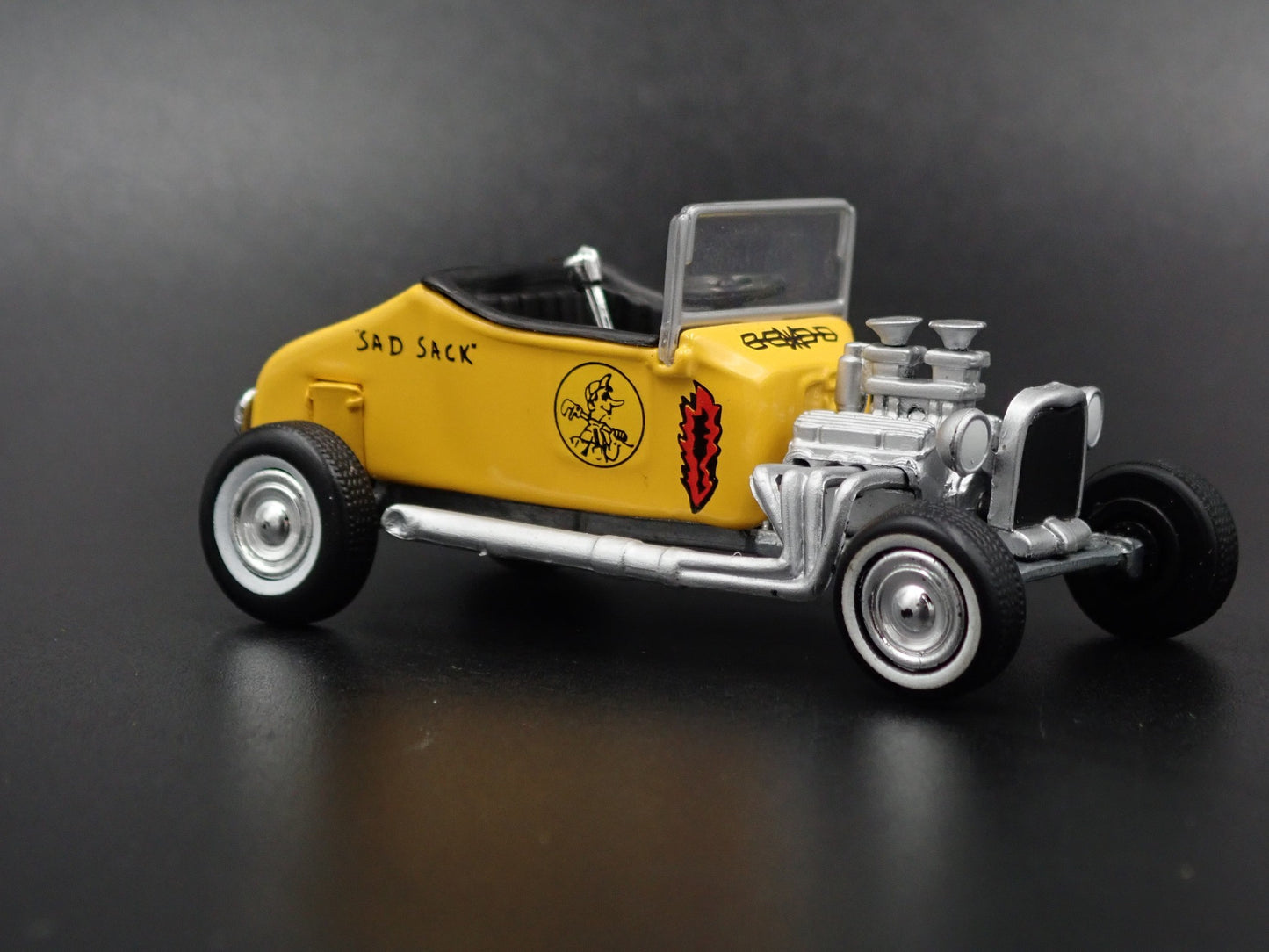 1927 27 FORD MODEL T ROADSTER 1:64 SCALE COLLECTIBLE DIORAMA DIECAST MODEL CAR