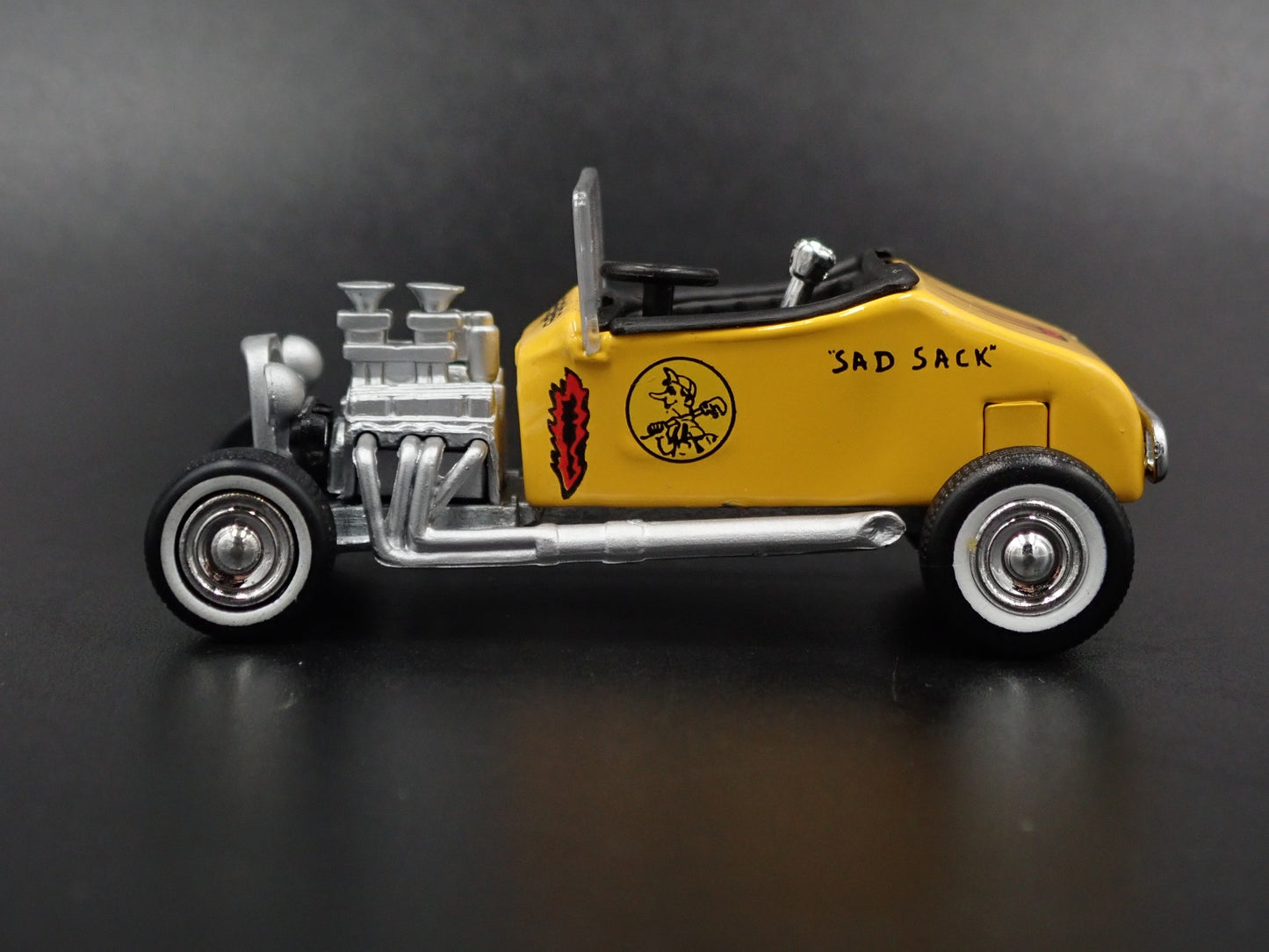 1927 27 FORD MODEL T ROADSTER 1:64 SCALE COLLECTIBLE DIORAMA DIECAST MODEL CAR