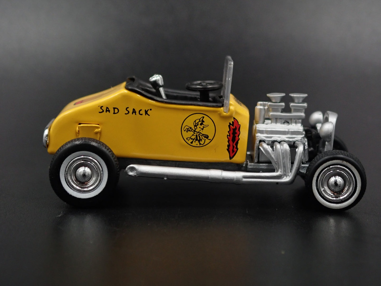 1927 27 FORD MODEL T ROADSTER 1:64 SCALE COLLECTIBLE DIORAMA DIECAST MODEL CAR