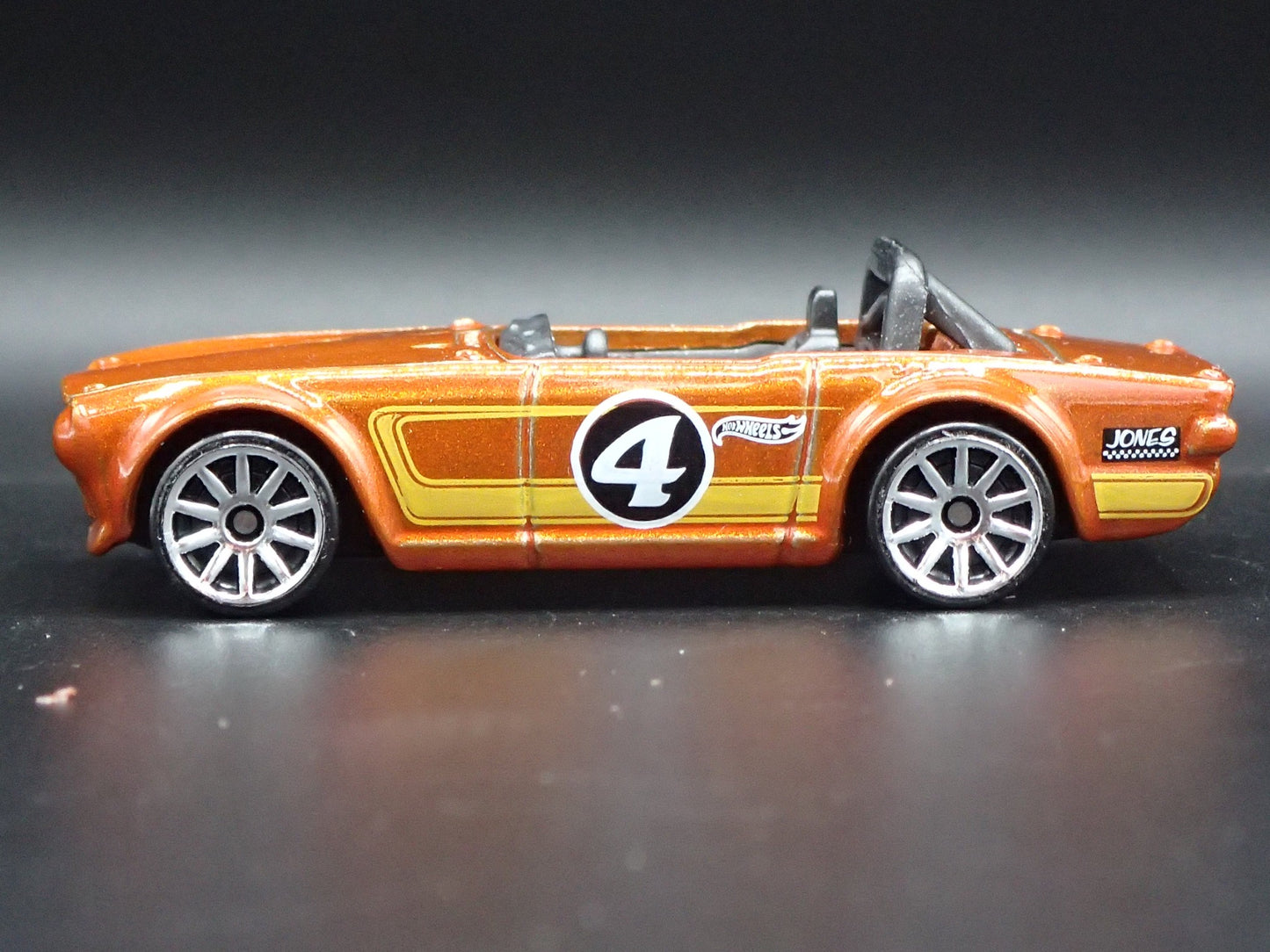 1968-1976 TRIUMPH TR6 CONVERTIBLE ORANGE 1:64 SCALE DIORAMA DIECAST MODEL CAR