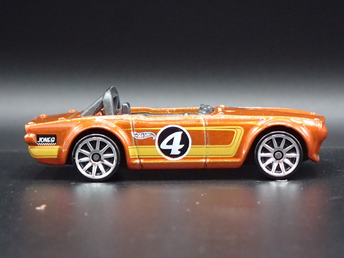 1968-1976 TRIUMPH TR6 CONVERTIBLE ORANGE 1:64 SCALE DIORAMA DIECAST MODEL CAR