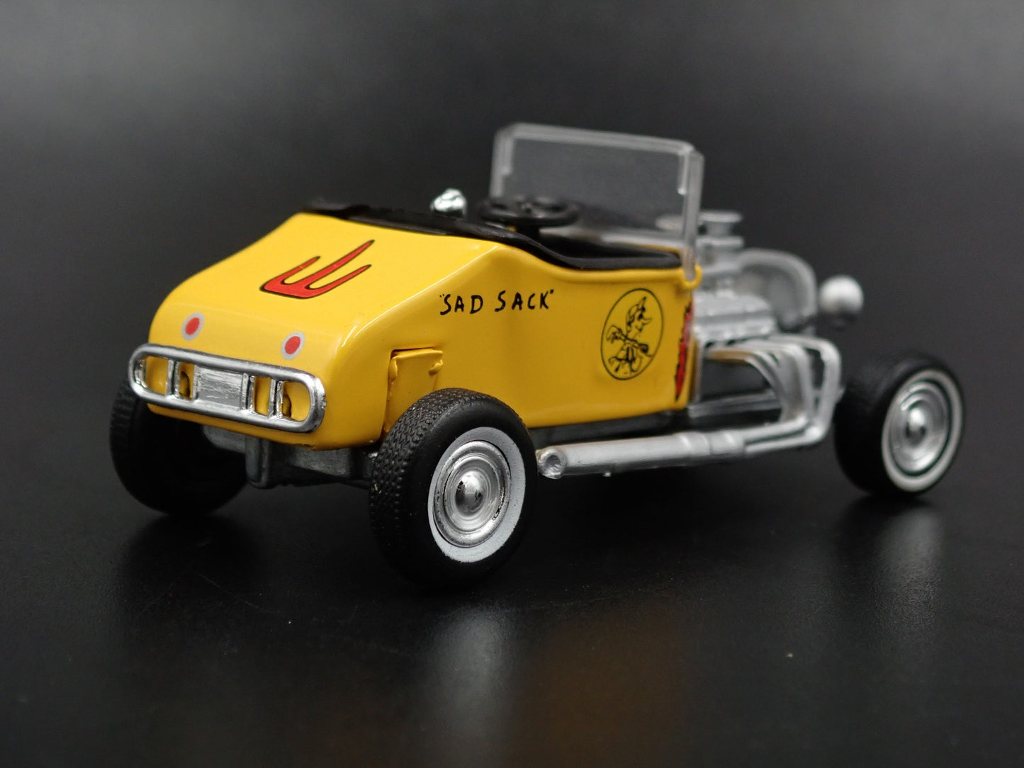 1927 27 FORD MODEL T ROADSTER 1:64 SCALE COLLECTIBLE DIORAMA DIECAST MODEL CAR
